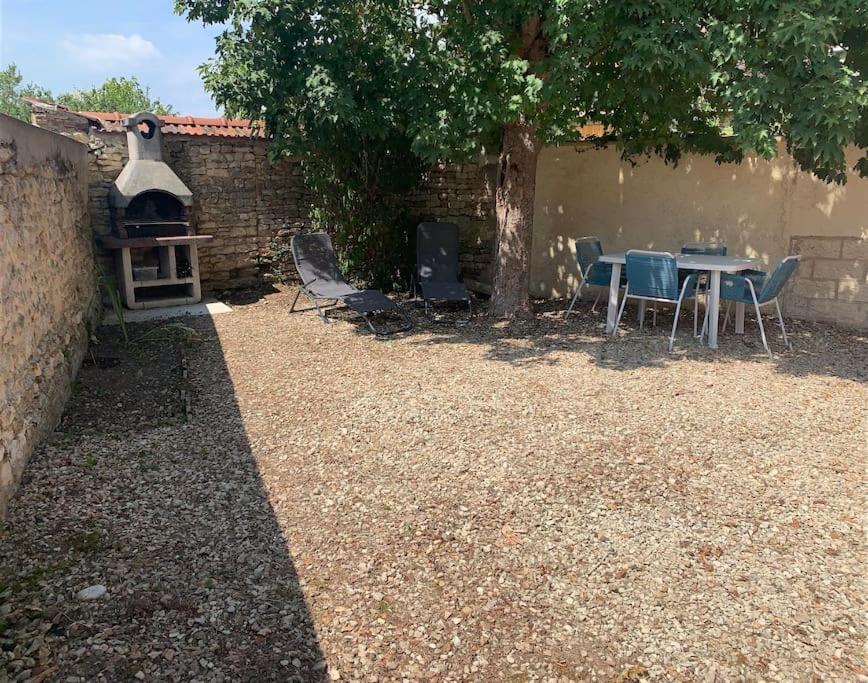 Agreable Maison De Ville Avec Cour Privative Au Coeur Du Chablisien Maligny Extérieur photo