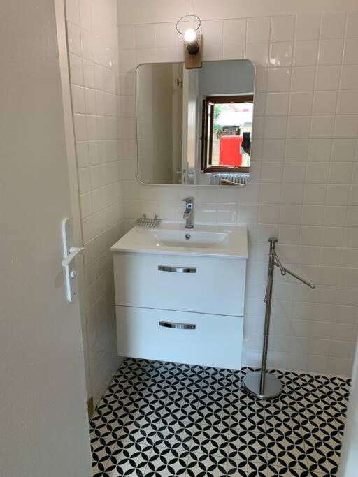 Agreable Maison De Ville Avec Cour Privative Au Coeur Du Chablisien Maligny Extérieur photo