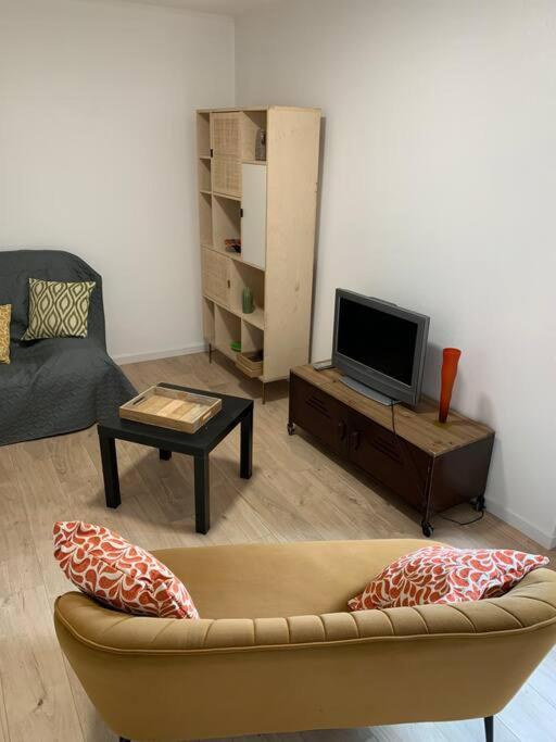 Agreable Maison De Ville Avec Cour Privative Au Coeur Du Chablisien Maligny Extérieur photo