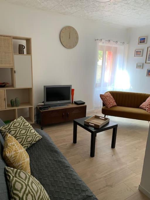 Agreable Maison De Ville Avec Cour Privative Au Coeur Du Chablisien Maligny Extérieur photo